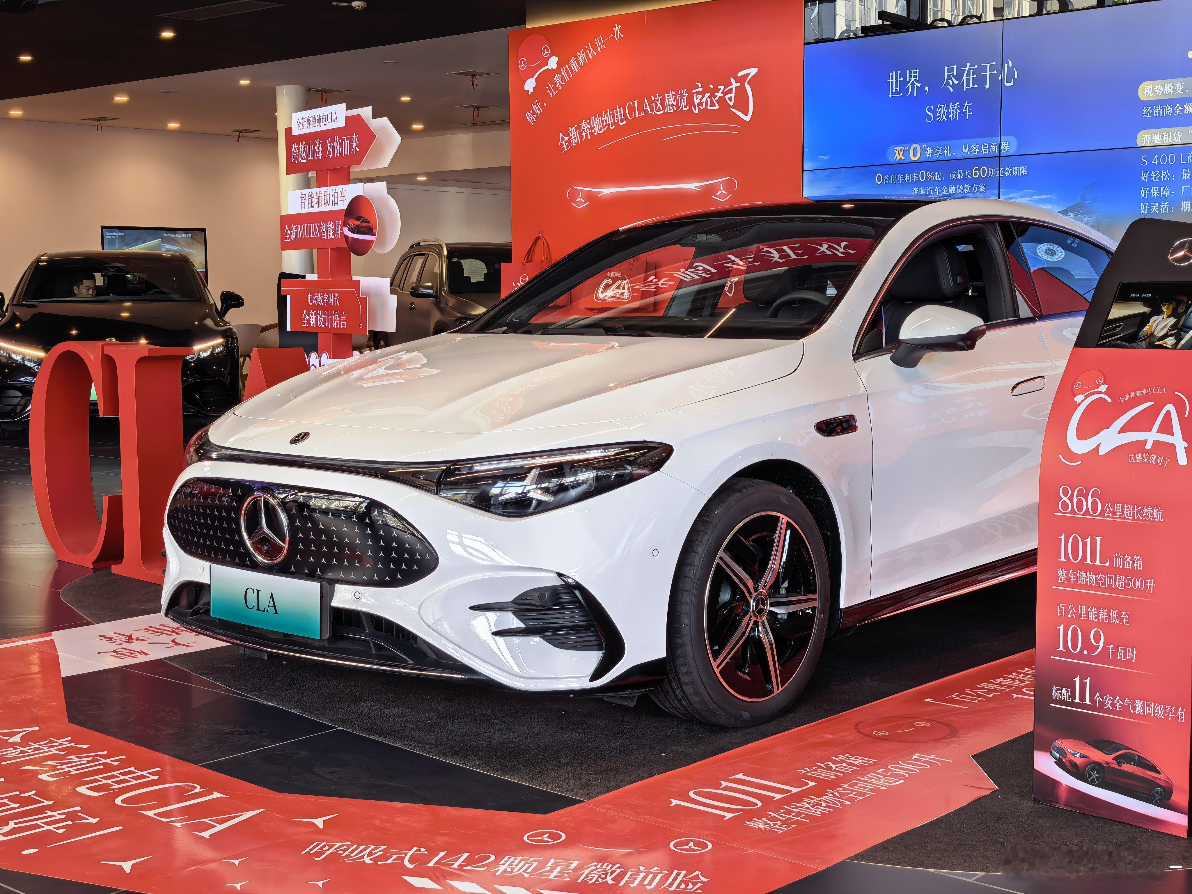 不看内饰，就冲这外观线条，奔驰的轿车看着都顺眼拍CLE时展厅进来个小姐姐，一眼就