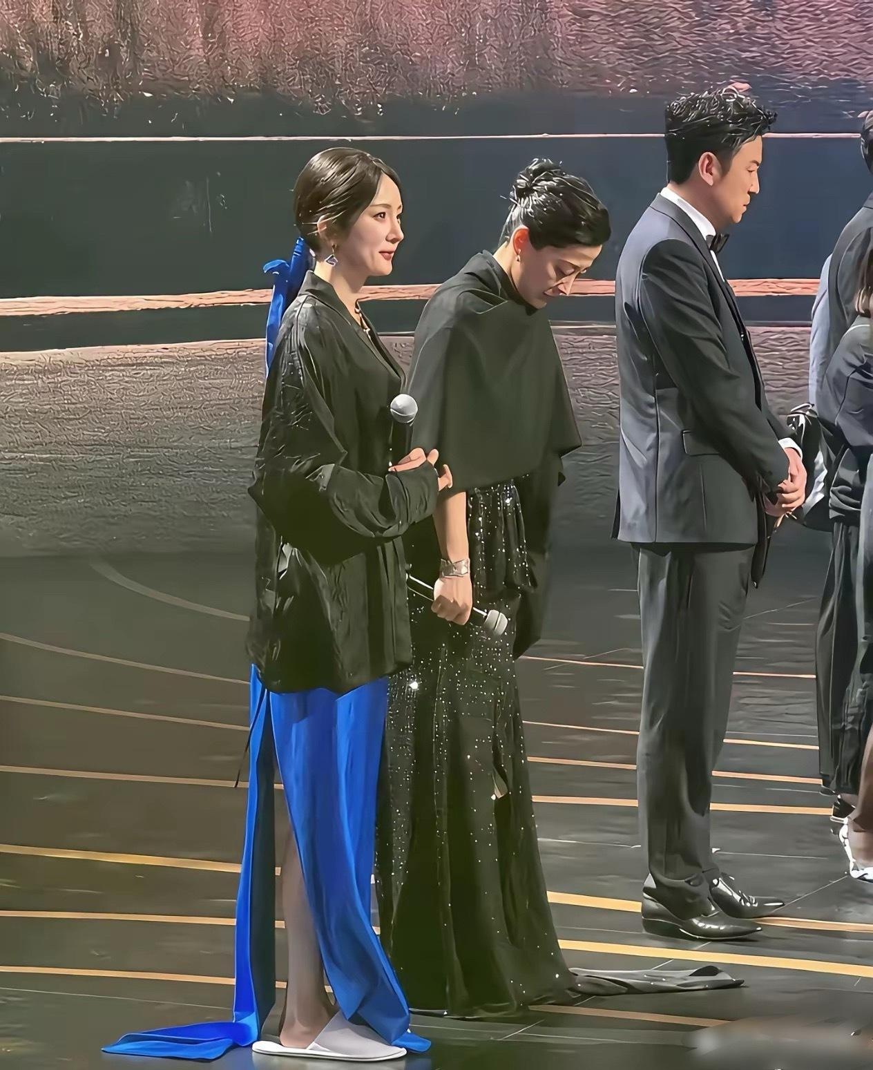 杨幂是没来得及换鞋吗 