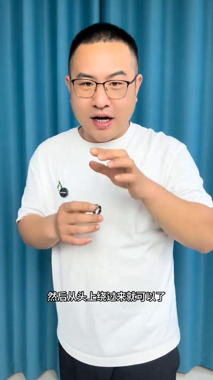飞起来这边，不要动，从这边跑到这边，没有任何东西，伸直。
看一下，我的手上有一枚