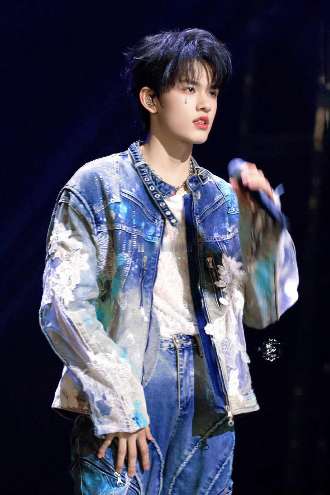 张极我们的明天唱得人好想哭张极深V造型 张极深V造型魅力四射，一登场便惊艳全场！