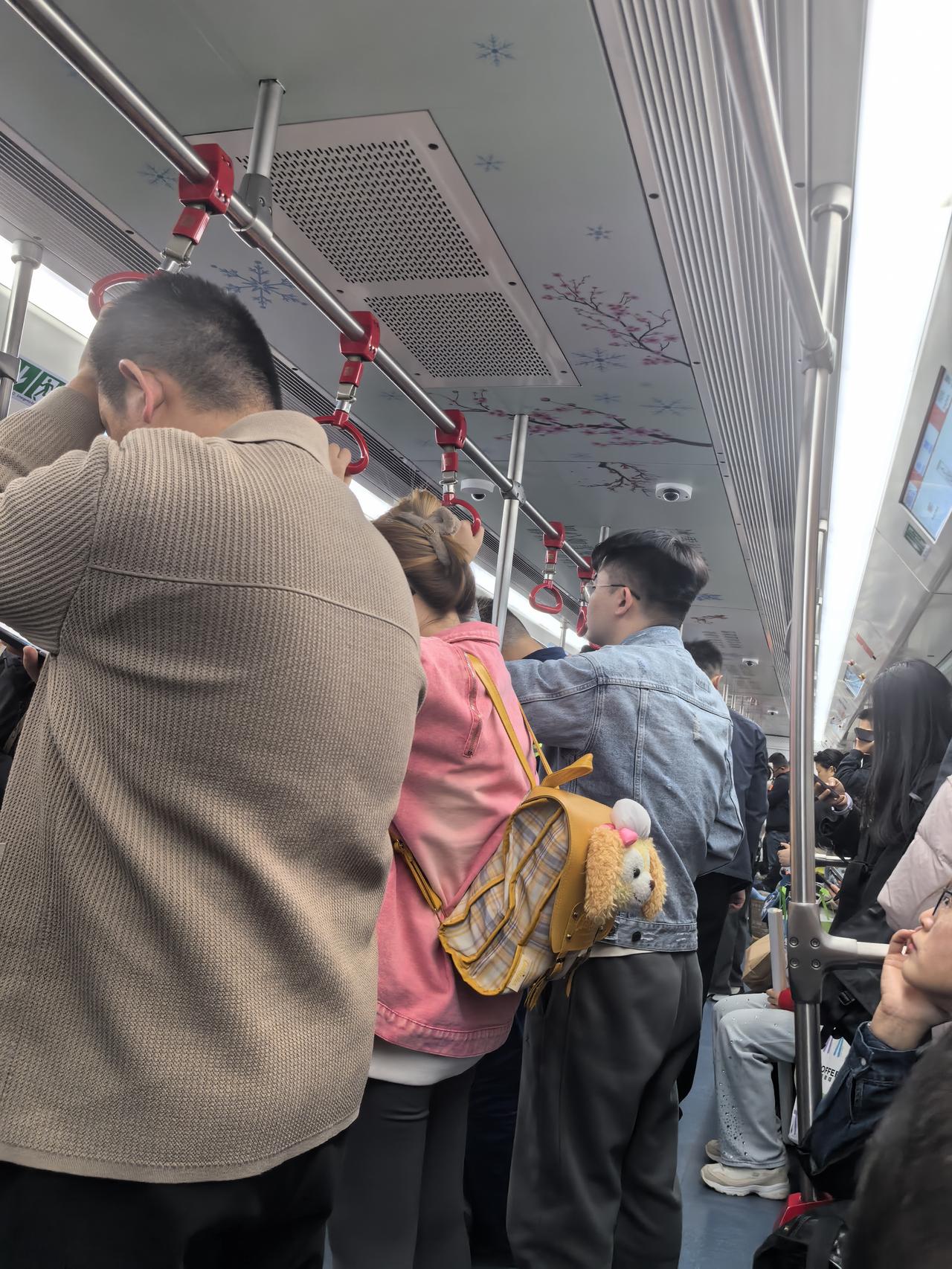 三月末的傍晚，太原市地铁二号线内人潮涌动，客流量远超一号线。由此可见，优先建成通