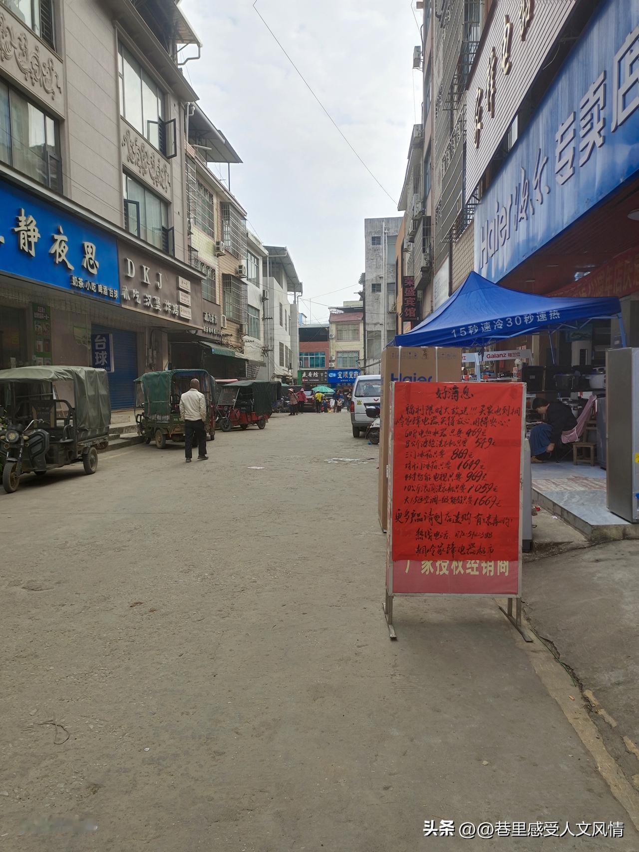 冬日生活打卡季天刚破晓，乡间小路就热闹起来。三轮车、摩托车载着满筐的蔬菜和家禽，