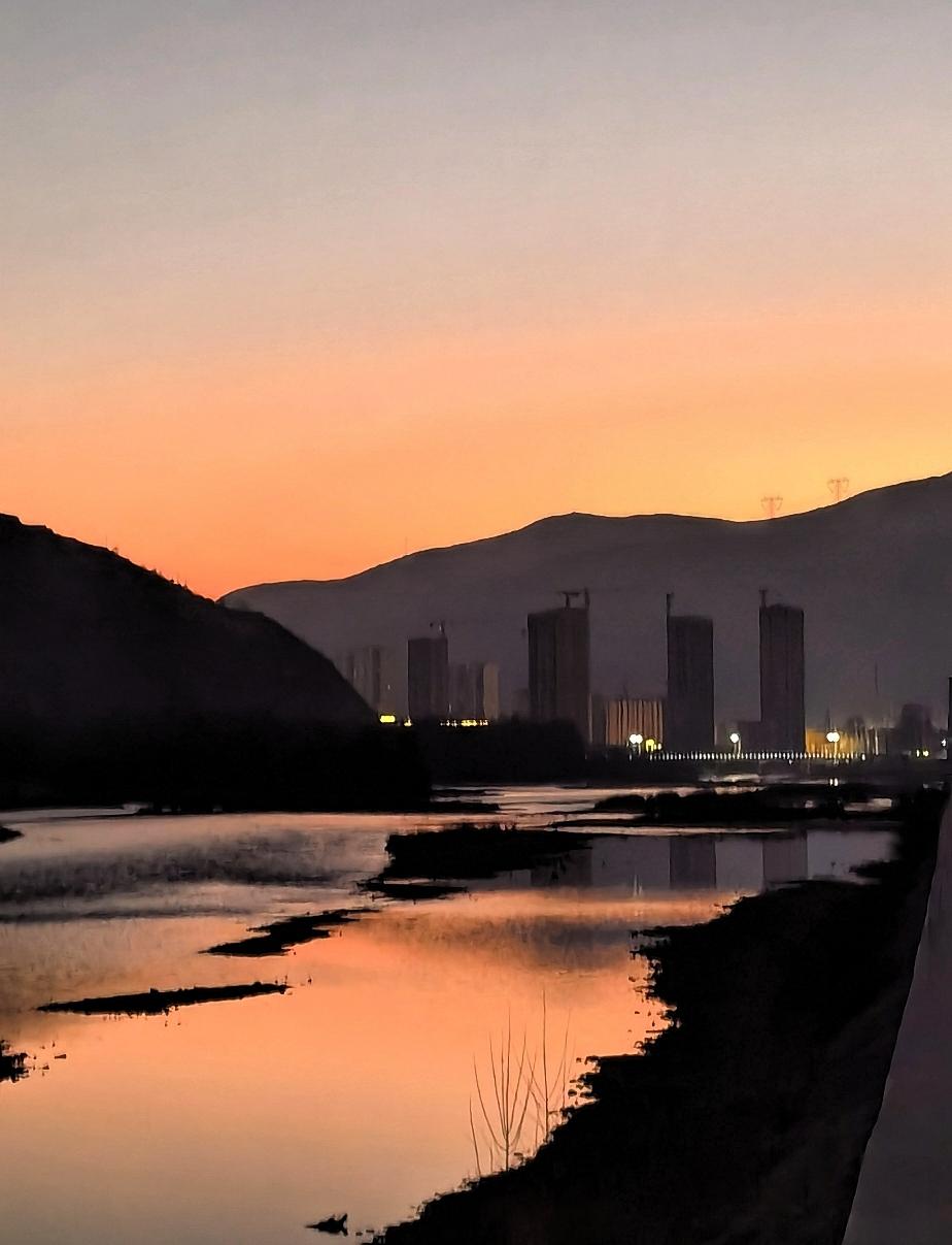 上联：朝朝旭日出东海，请接下联暮暮夕阳落西山。
