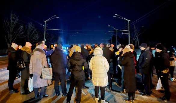 乌克兰爆发大规模抗议：因缺电，人们封锁城市道路

大规模抗议席卷了乌克兰。由于缺