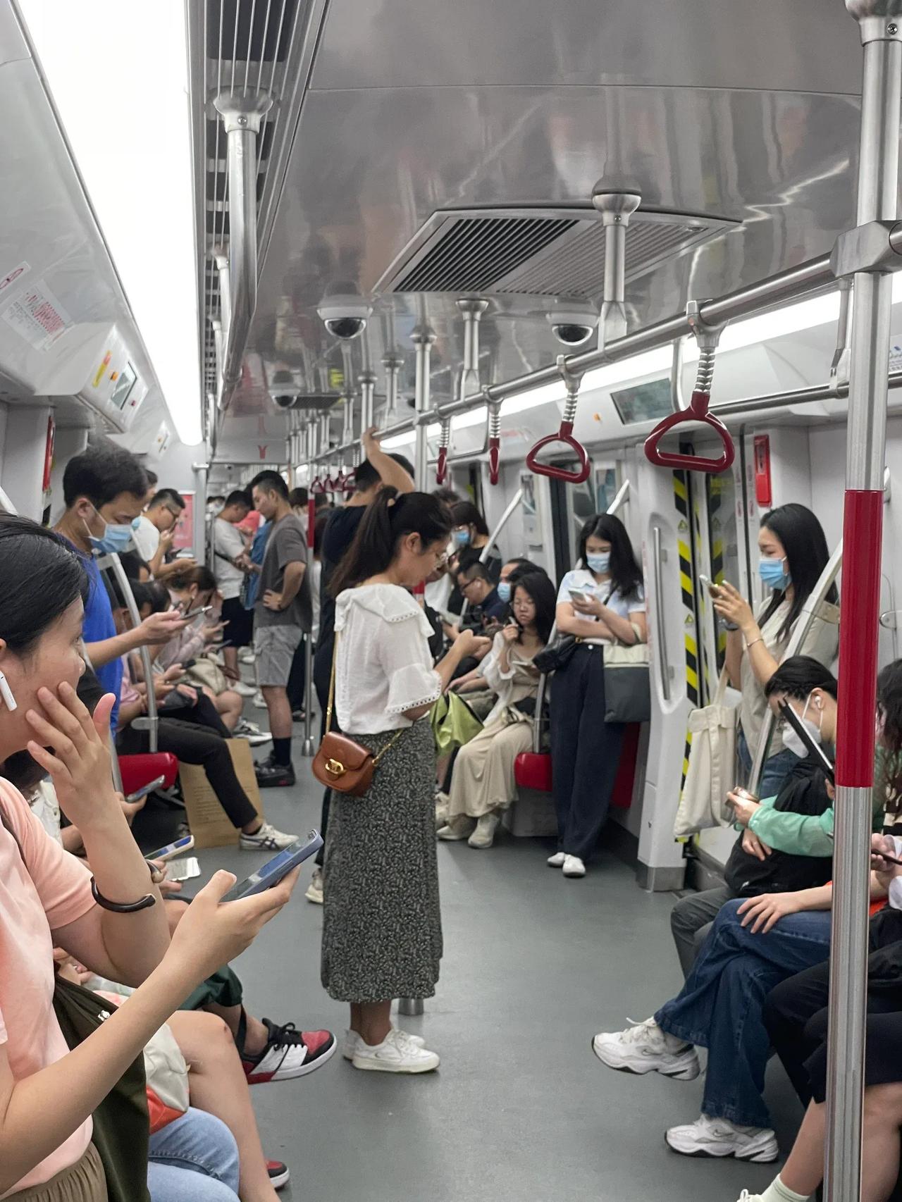 今天去超市购物时注意到很多人又戴口罩了？我对此感到非常好奇。（可能是我心理作用吧