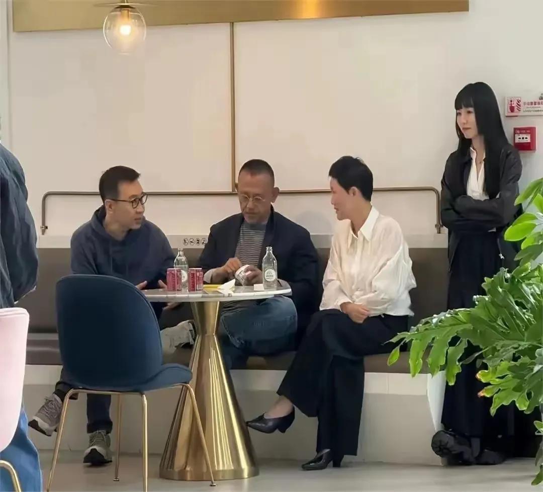 62岁的姜文看着很有气质、风度，周末的悠闲时光，三两好友聚个小会，轻松惬意。