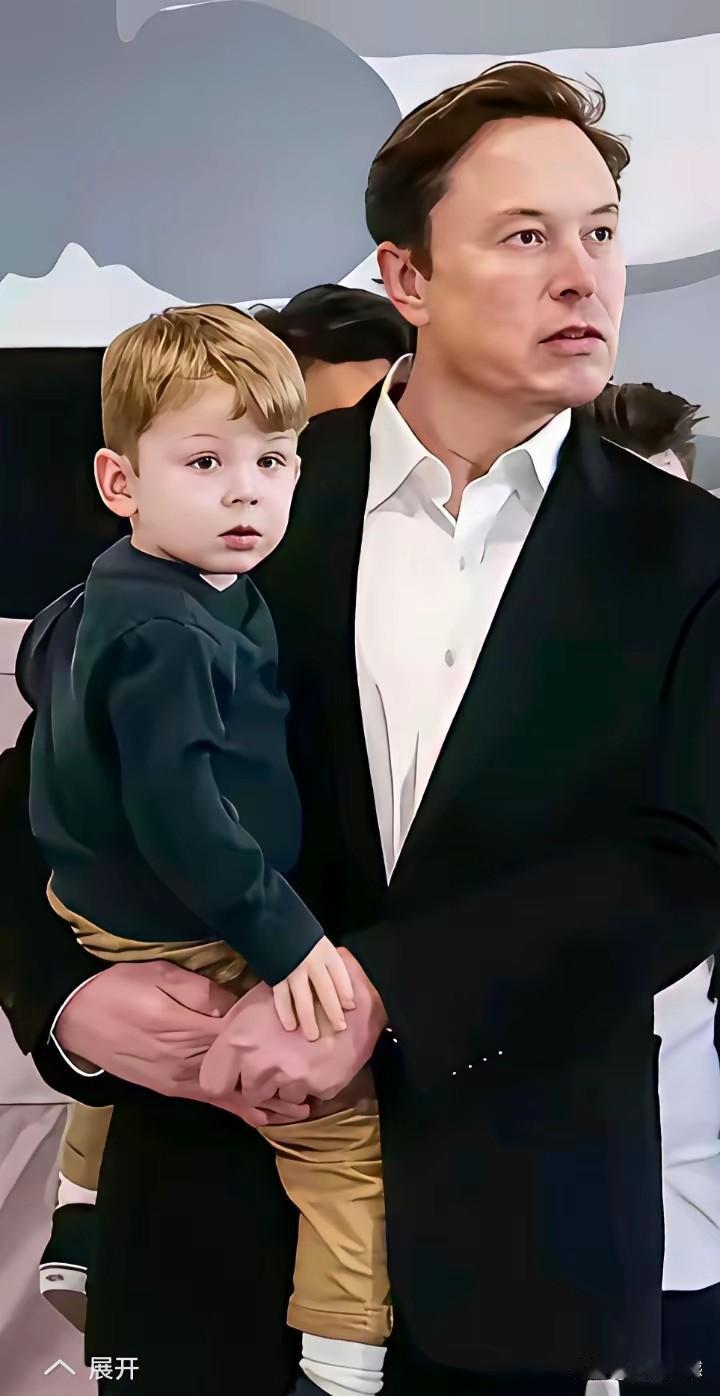 马斯克原来也会抱孩子，开始以为他就会用肩膀扛孩子呢！马斯克的子女虽然很多，但是感
