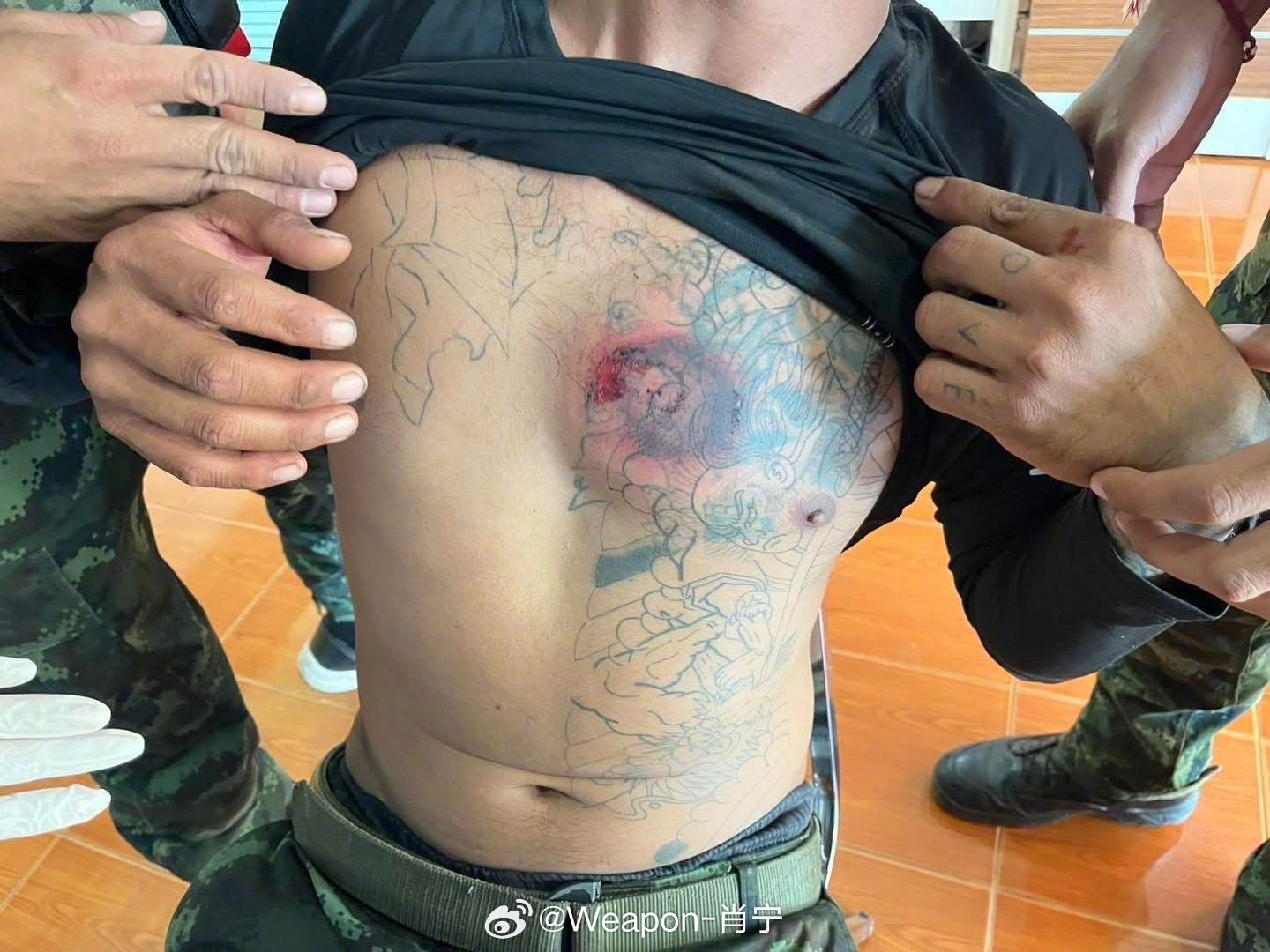 烽火问鼎计划 昨天下午泰柬边界发生交火事件。事后，面对媒体，一位泰国士兵脱下他的