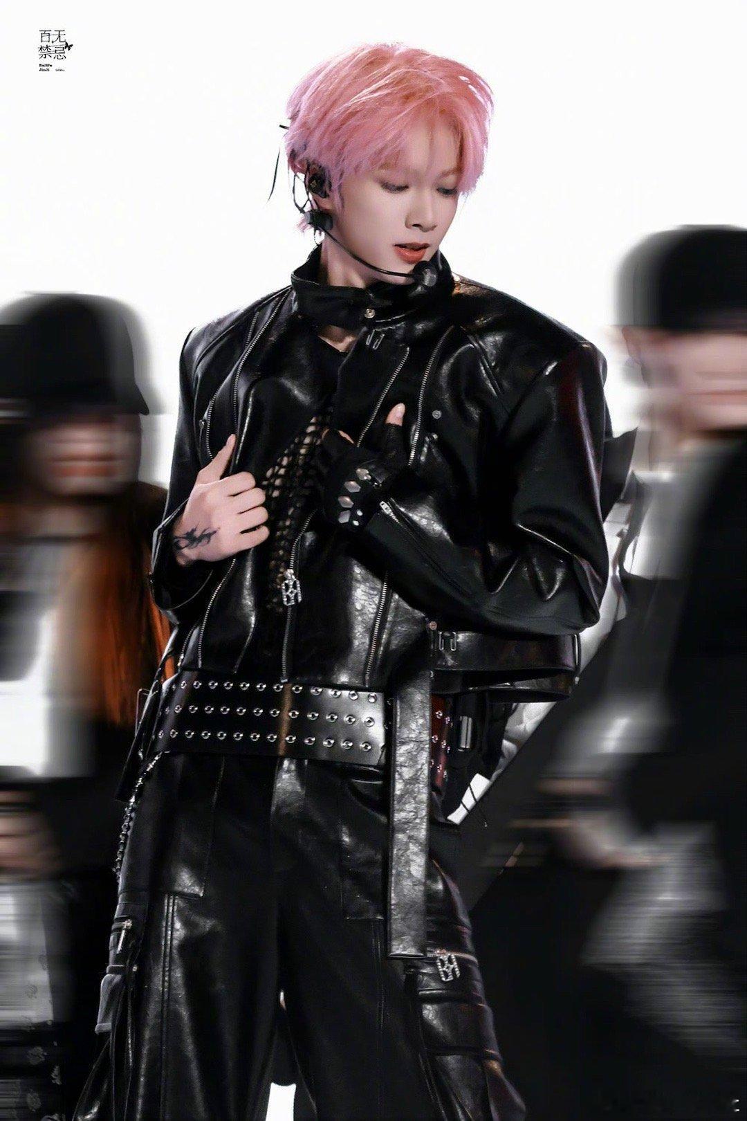 刘耀文哥哥这一身又野又性感，嘶哈嘶哈！｜刘耀文