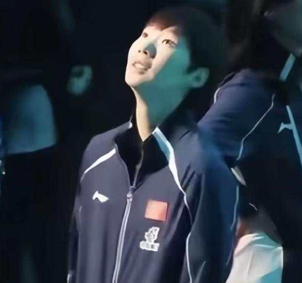 曼昱，
抬头那一刻你眼里有光，
乐观向上的你给了我很大的鼓舞!
我们爱你从不是因