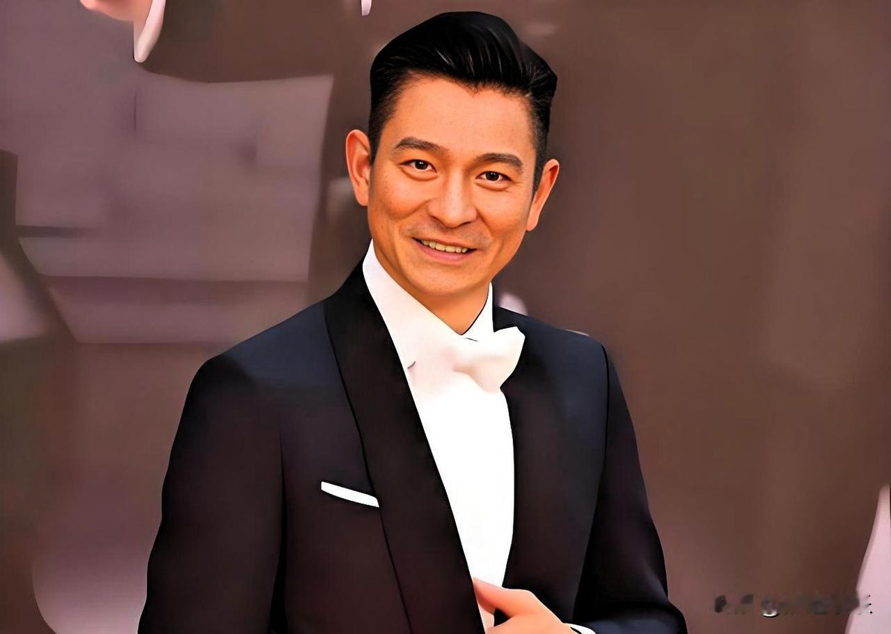 翻到香港明星年轻时的照片，简直被惊艳得不行！像刘德华，那深邃的眼神、立体的五官，