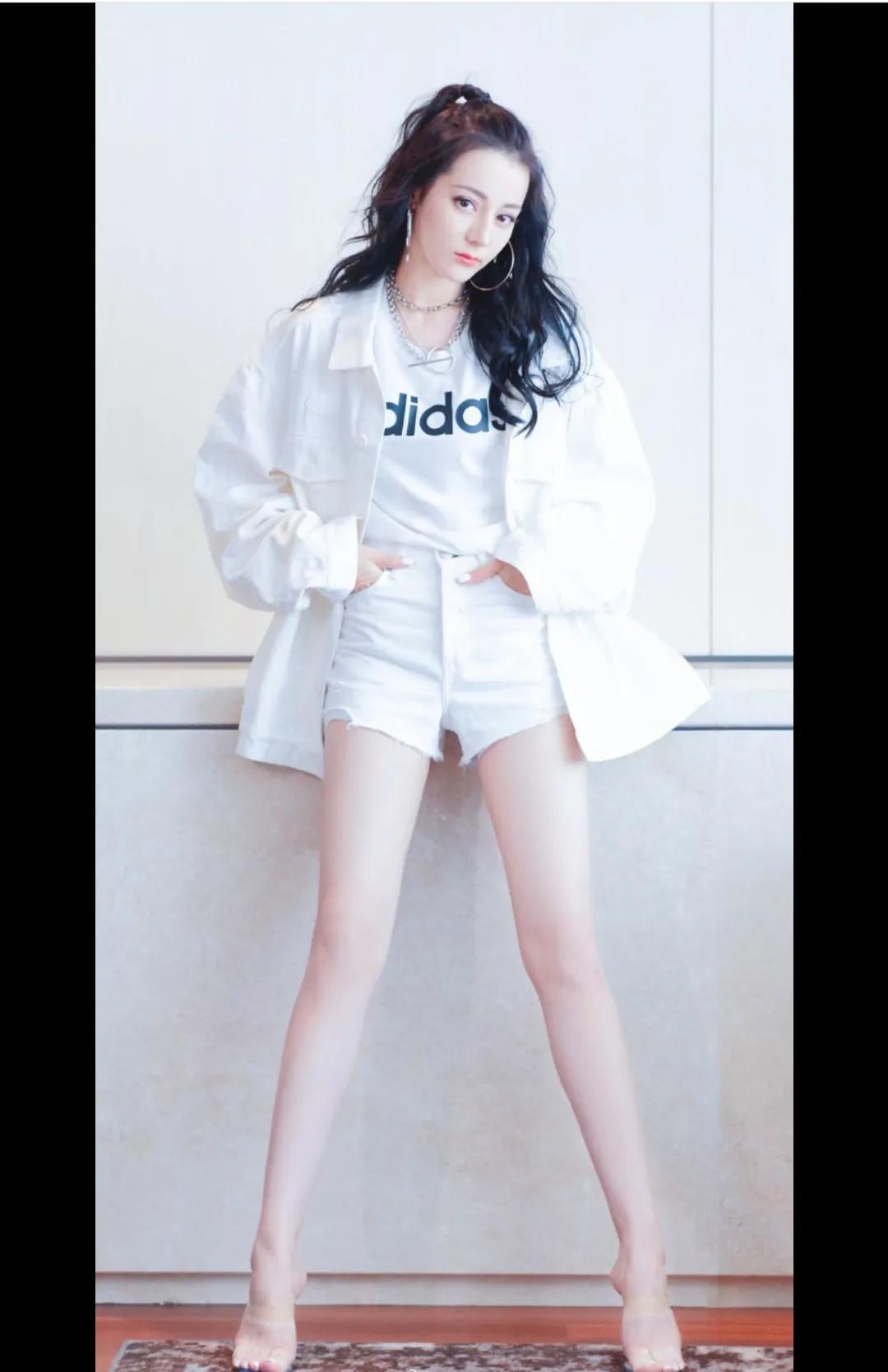 你喜欢关晓彤还是迪丽热巴 我更喜欢迪丽热巴。她是新疆籍女演员，那独特的异域风情很