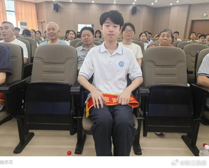 【最高671分！#杭州4名男生被录取为空军飞行学员#，他们来自这几所高中】#杭州