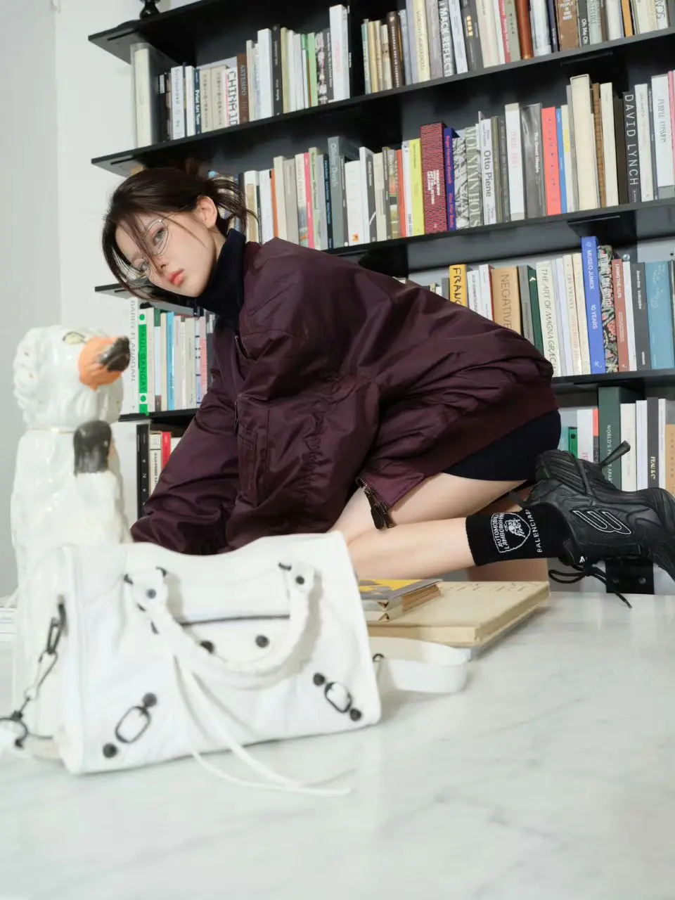 杨超越短裤跪着翘臀，腿太美了。杨超越短裤跪着翘臀，腿太美了