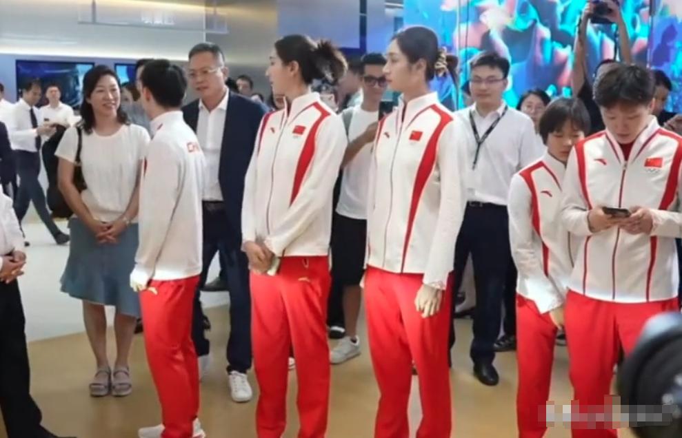 #秋日生活打卡#
全红婵受伤了吗？一直在躲摄像师的镜头。

在参加广汽活动的时候