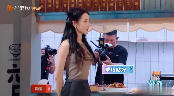 迪丽热巴和龚俊大方营业的样子，太犯规...

《你好星期六》推出了七夕特辑，主咖