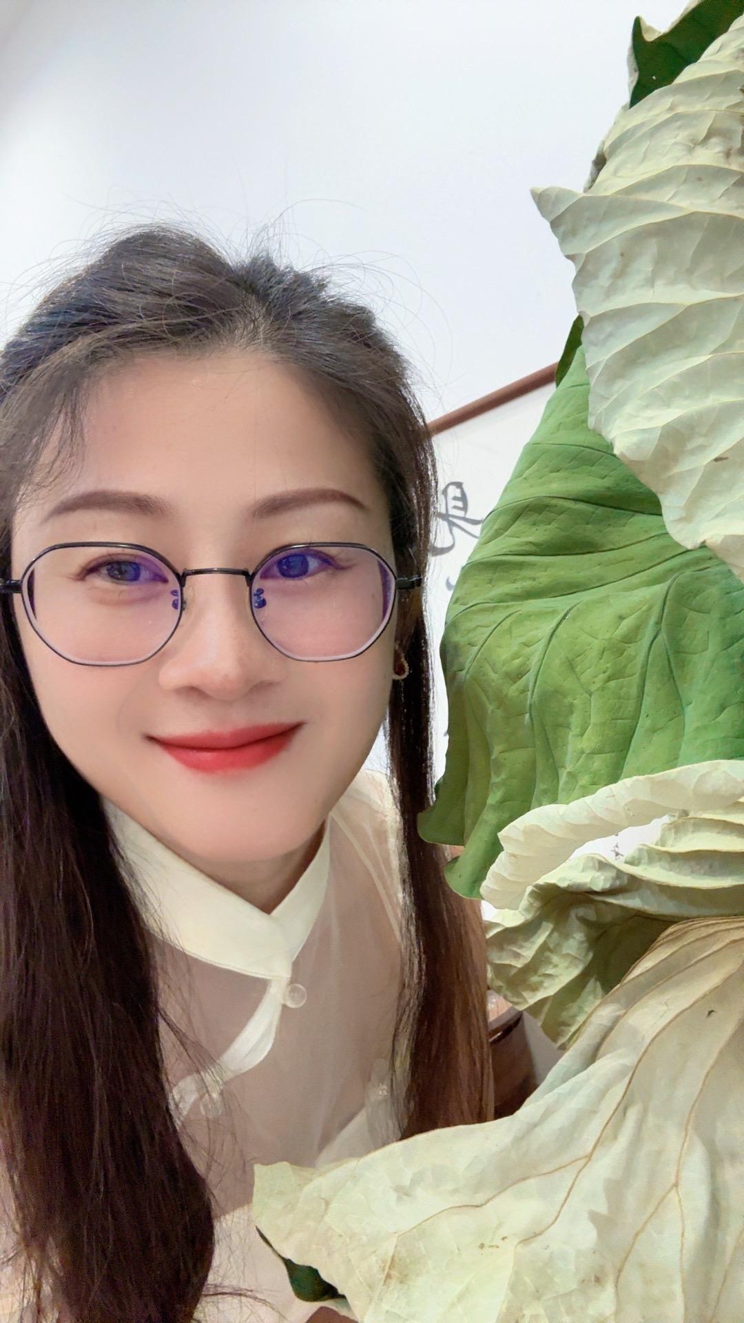 我想我永远都做不了那种娇滴滴的玫瑰，我可以让我的肉身吃尽千般苦，但我的...