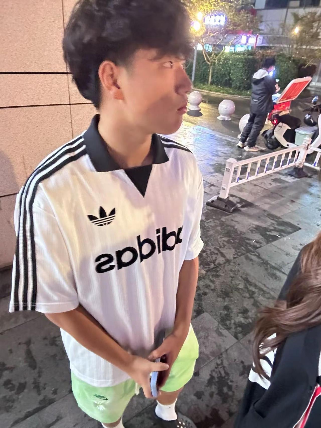 iPhone都成年了 我却连女孩子手都没牵过