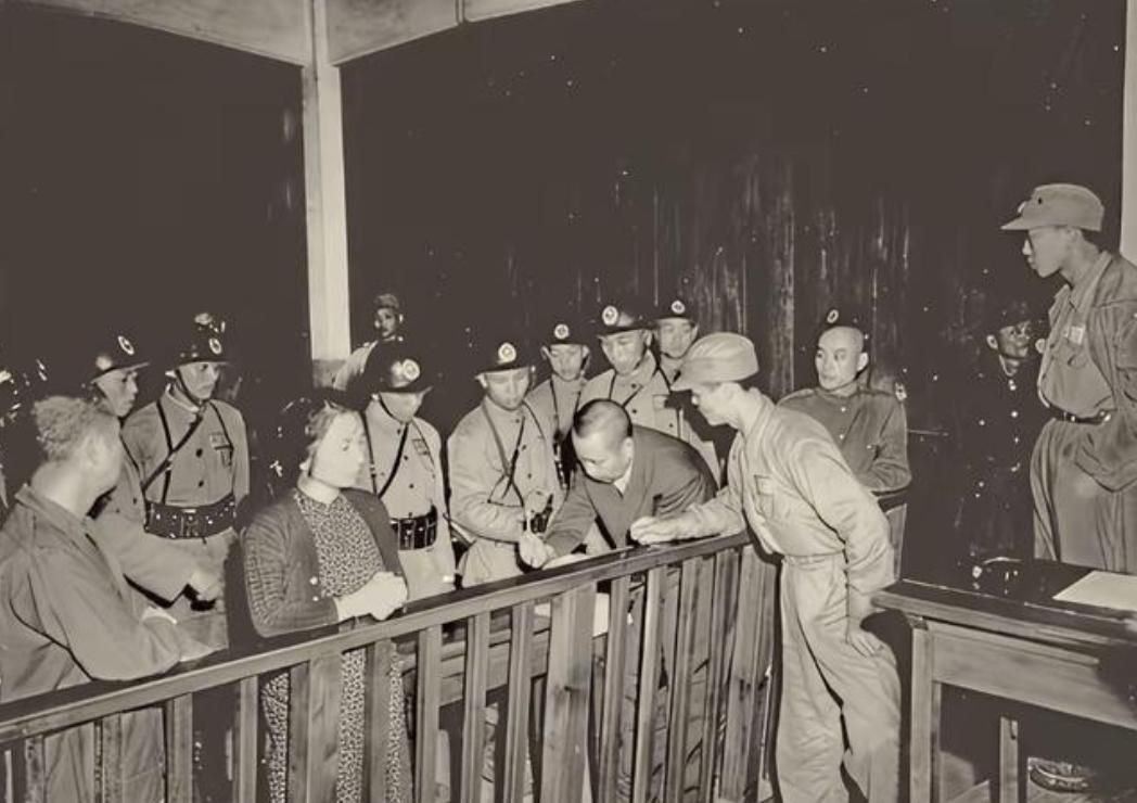 1955年台湾监狱，蔡孝乾对着狱警冷笑：“吴石算什么？你们永远不知道，还有两个比