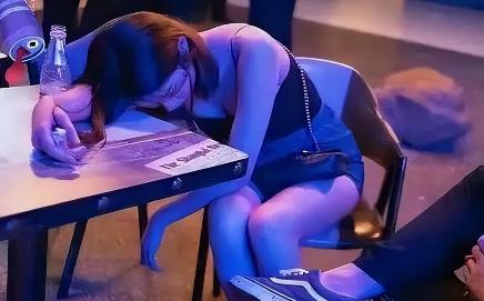 湖南长沙，女子在酒店房间醒来，发现自己与男同事赤裸地躺在一起。认为自己被男同事侵