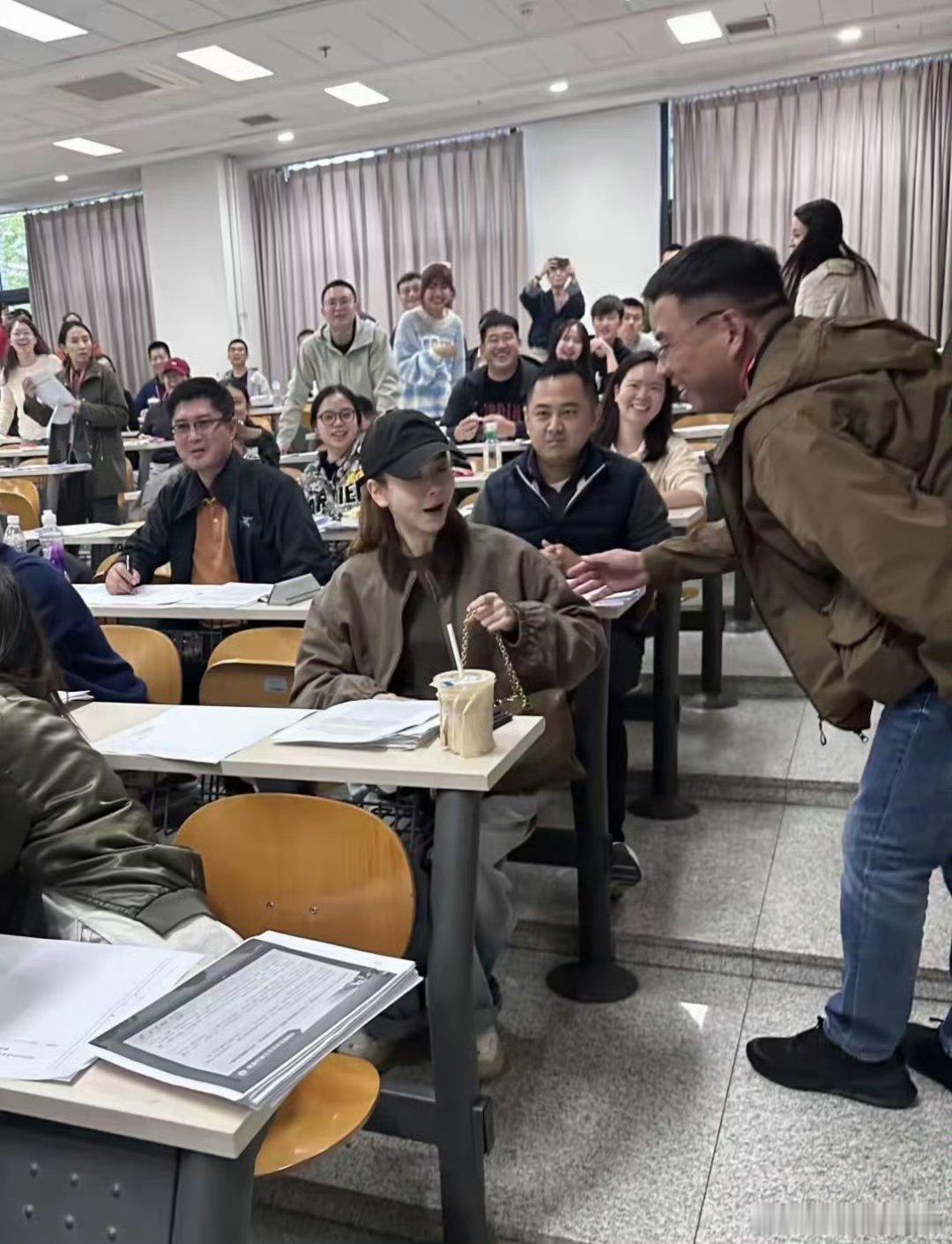网友偶遇戚薇北大考试好平易近人的感觉[赞] ​​​