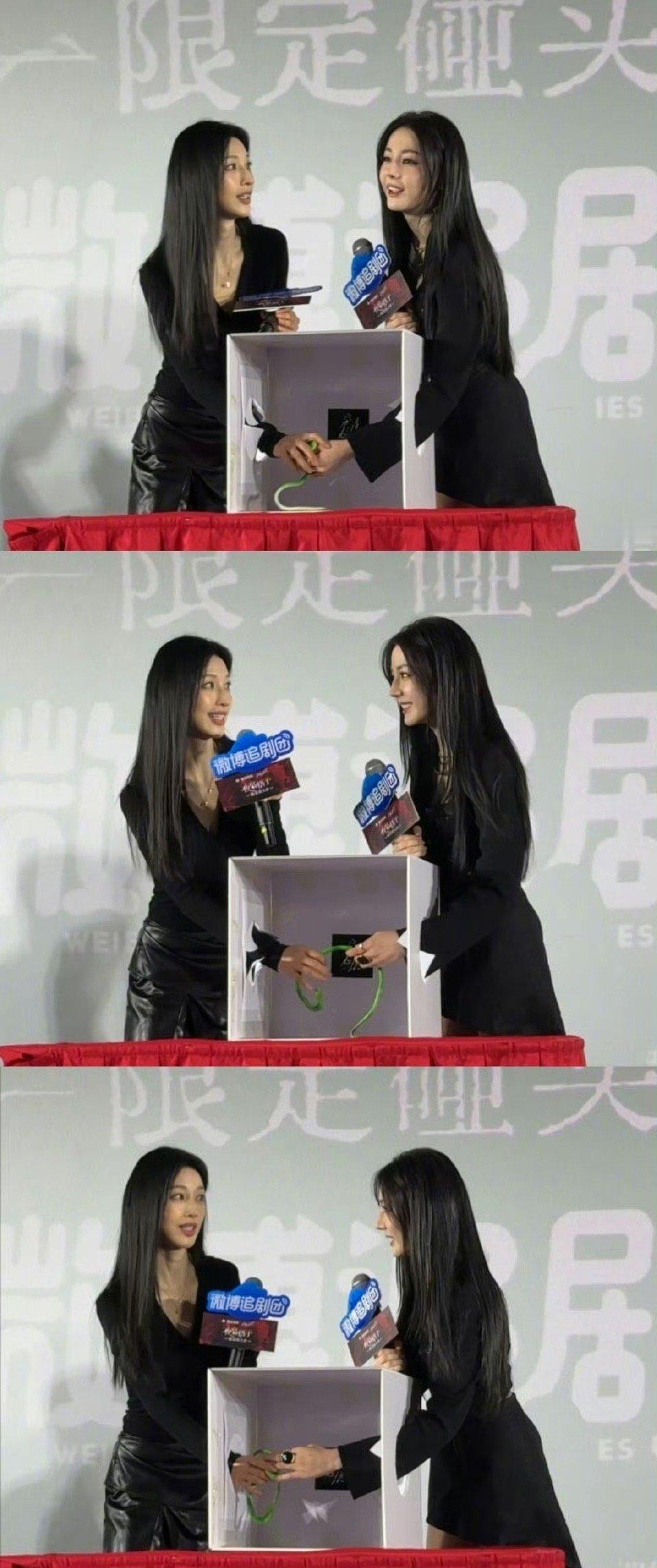 张俪迪丽热巴箱子里偷偷牵手 暗戳戳的牵手细节太好嗑，张俪和迪丽热巴相视一笑的瞬间