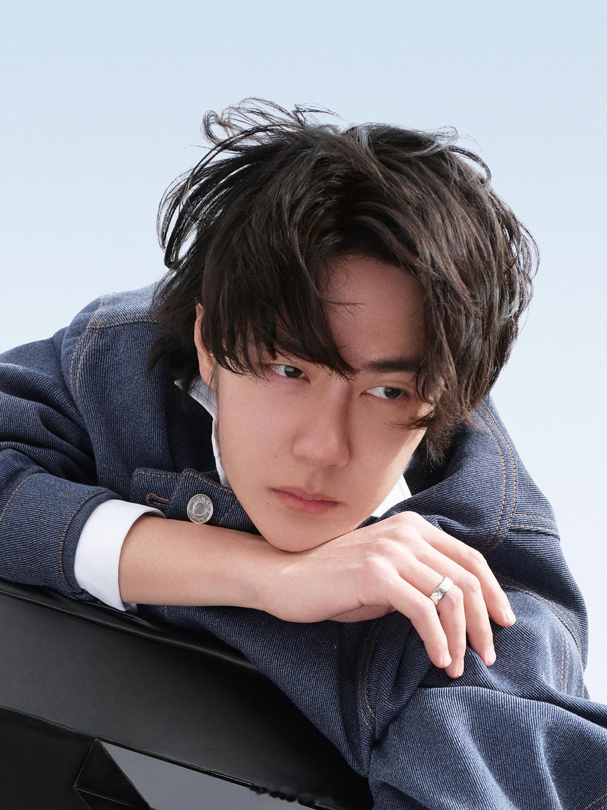 王一博杂志 限量发行5万本开售即秒空，摩托姐姐购买力恐怖如斯。 