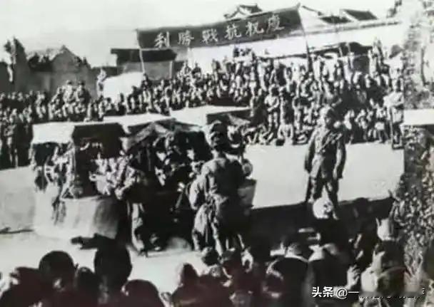 1946年，解放军五千人被三万敌军包围，旅长下令烧毁重要文件，准备拼命，谁知一个