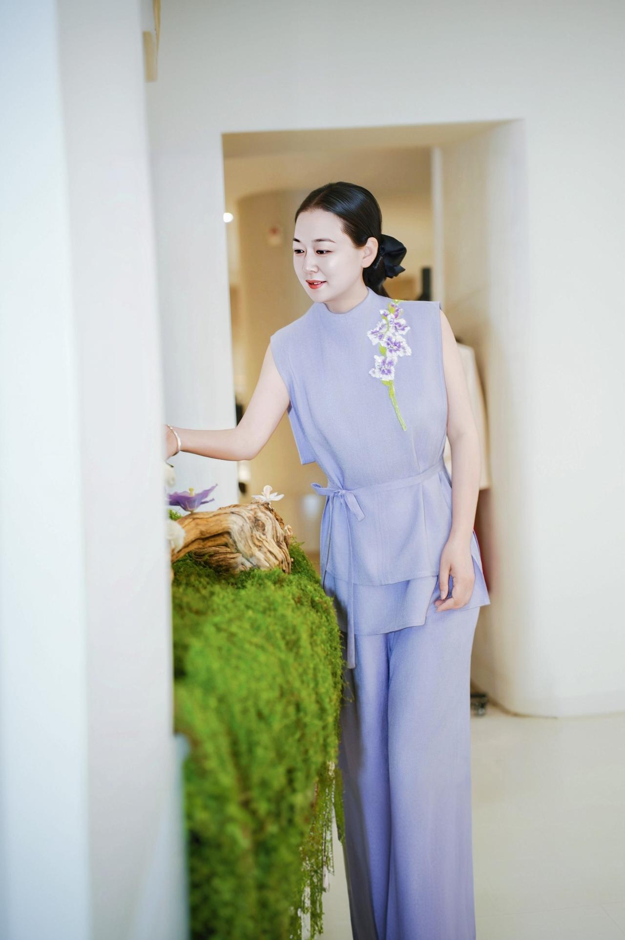 优雅蓝调，花间漫步，静享时光