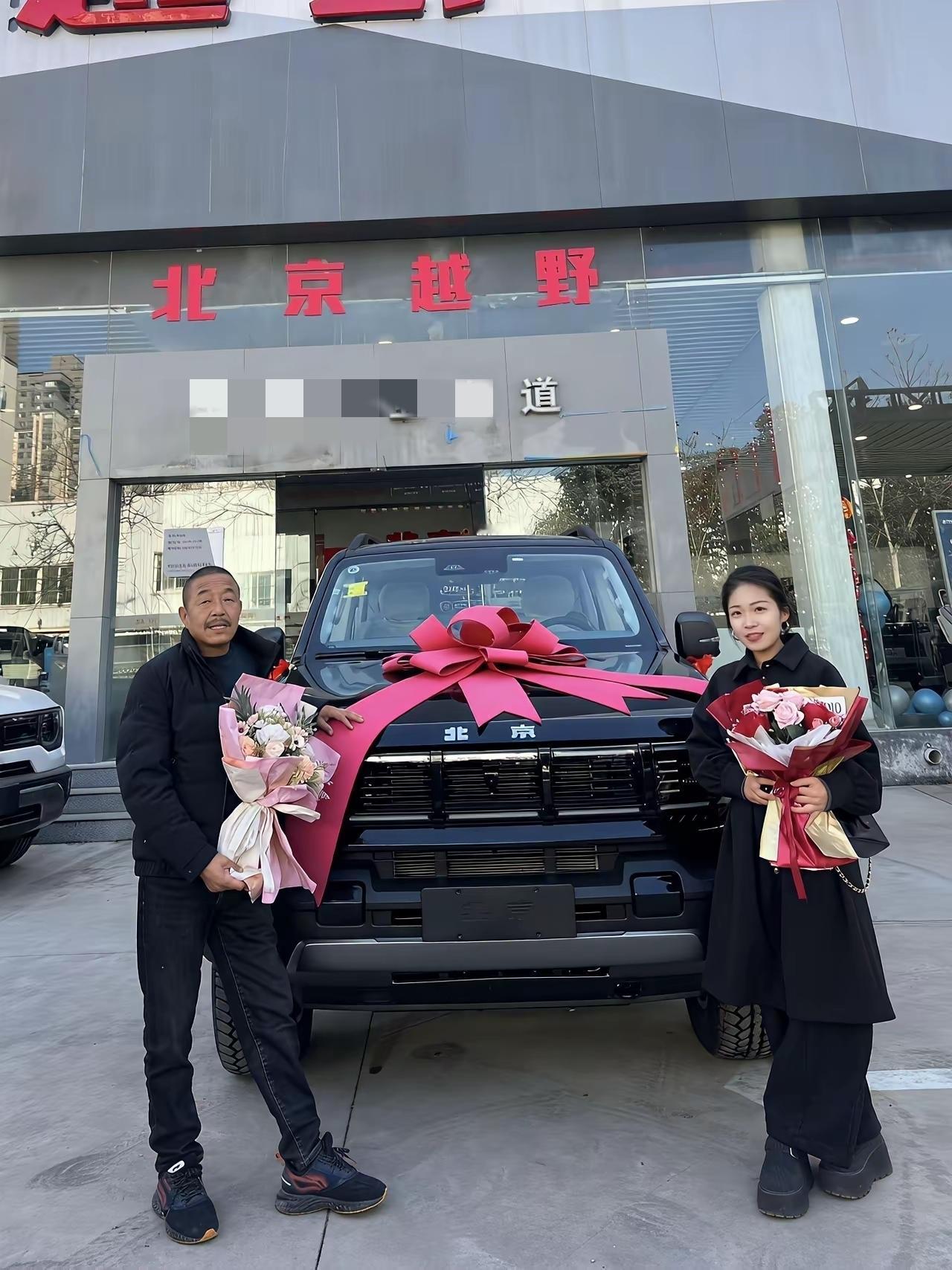 网友:
老爸过生日没啥好送的，那就送他一个车吧，祝老爸喜提爱车，岁岁平安。[赞]