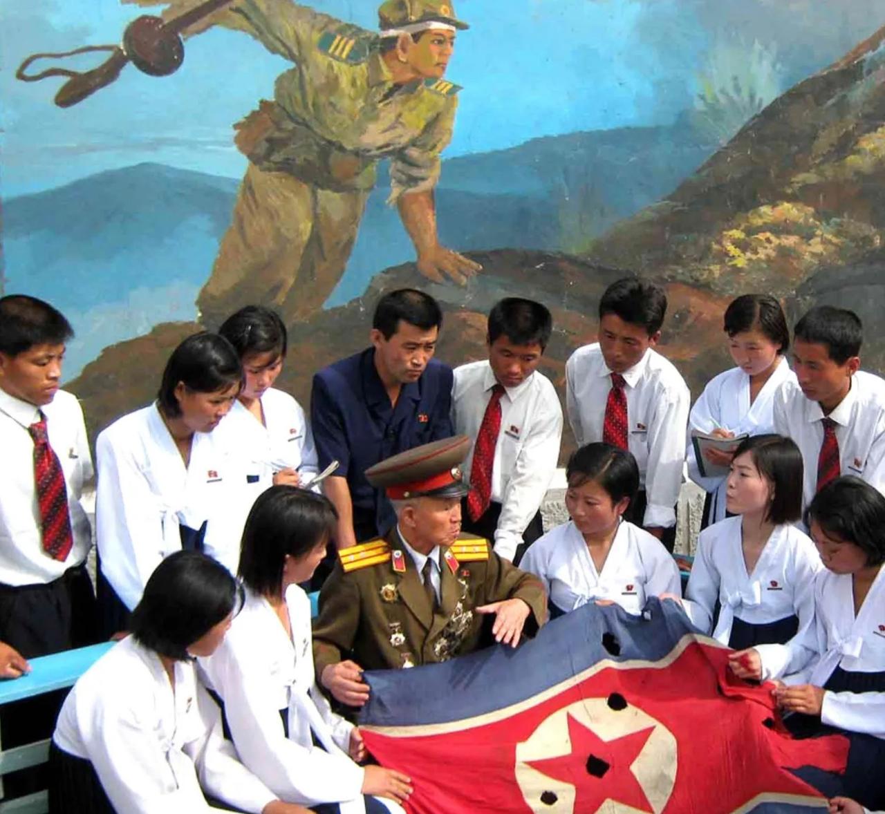 1951年的某个清晨，三所里的天空被炮火撕裂，大地在震颤。就在这时，年仅十五岁的