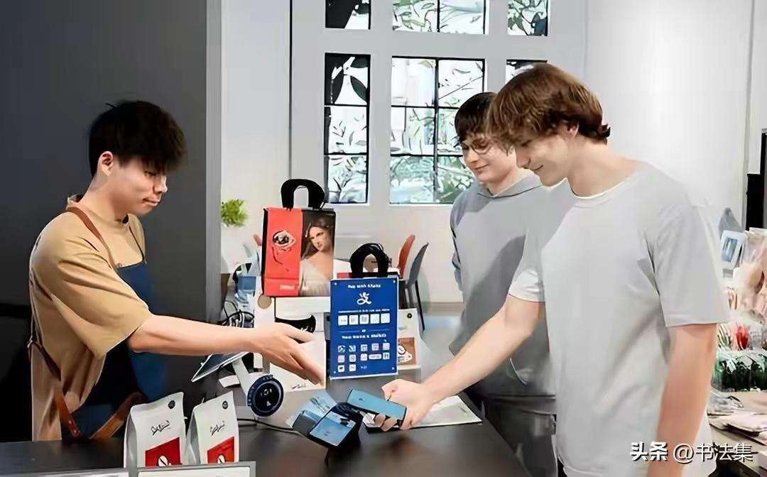 这李明的吐槽真是让人无语。他觉得美国信用卡“一碰就付”方便，可他根本没搞懂中国国