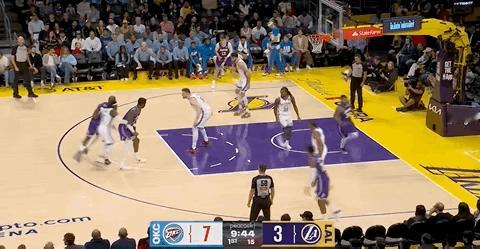 詹姆斯今天第一分，左手抛投！雷霆vs湖人