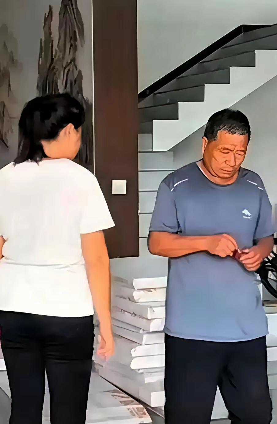 你能想象吗？一位老爸大老远满心欢喜地去看望女儿，结果就因为女儿的一句话，从此再也
