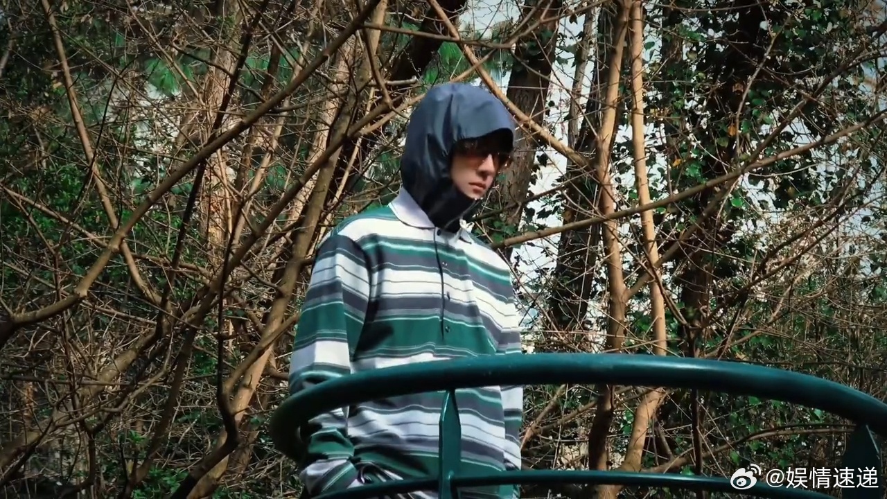 王一博光影定格王一博绿荫作序挺好 