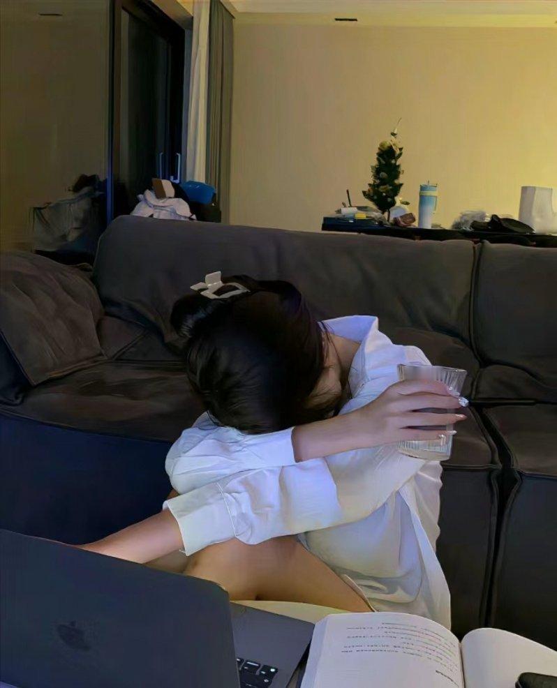 一个人独来独往久了就好像什么都不需要 ,除了上班挣个钱最重要 就没有别的事啦 .
