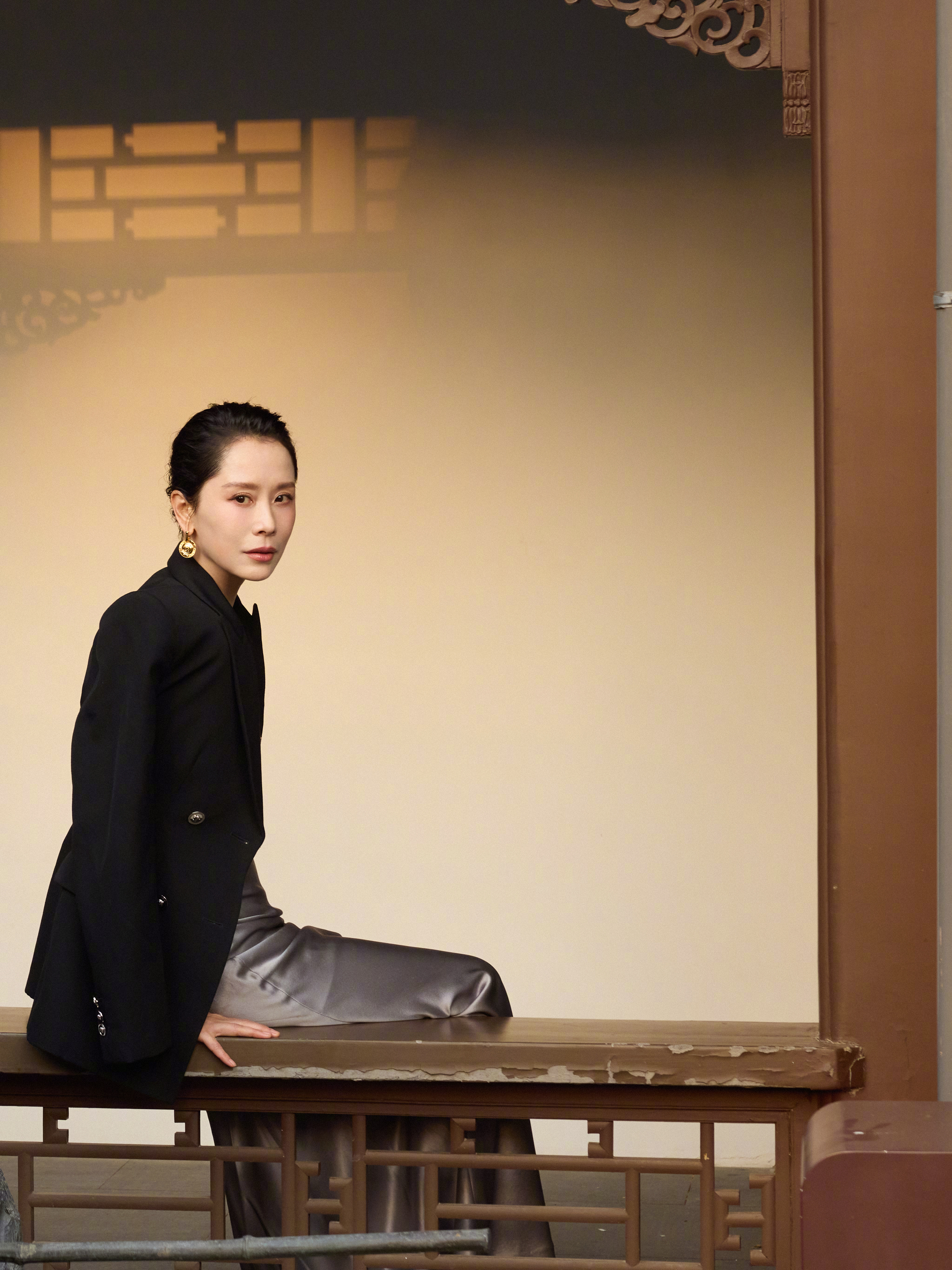 海清最新活动中一身利落的黑色西装外套搭配连衣裙，大气又灵动舒展，多元的时装遇上光