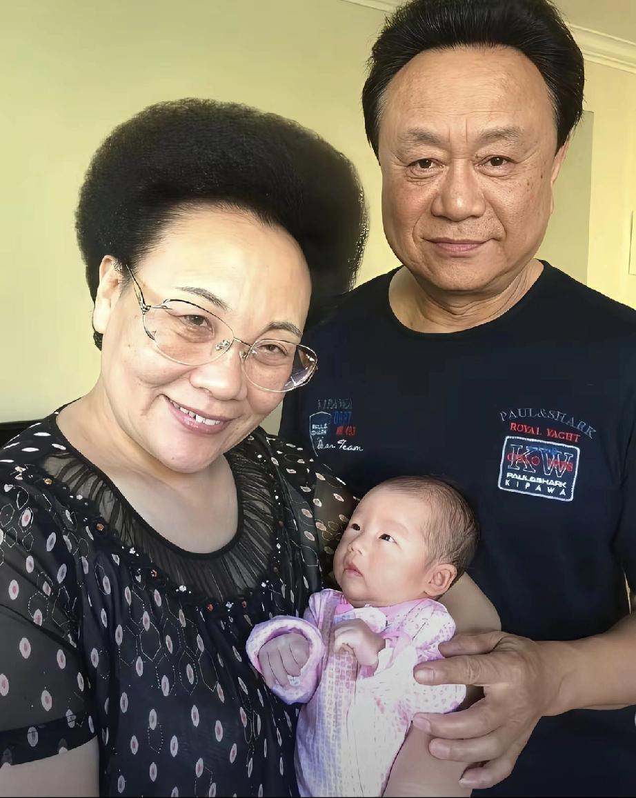 再婚嫁给小10岁秦昊的伊能静真是好有福气。
高大的秦昊紧拉着伊能静的手，夫妻携带