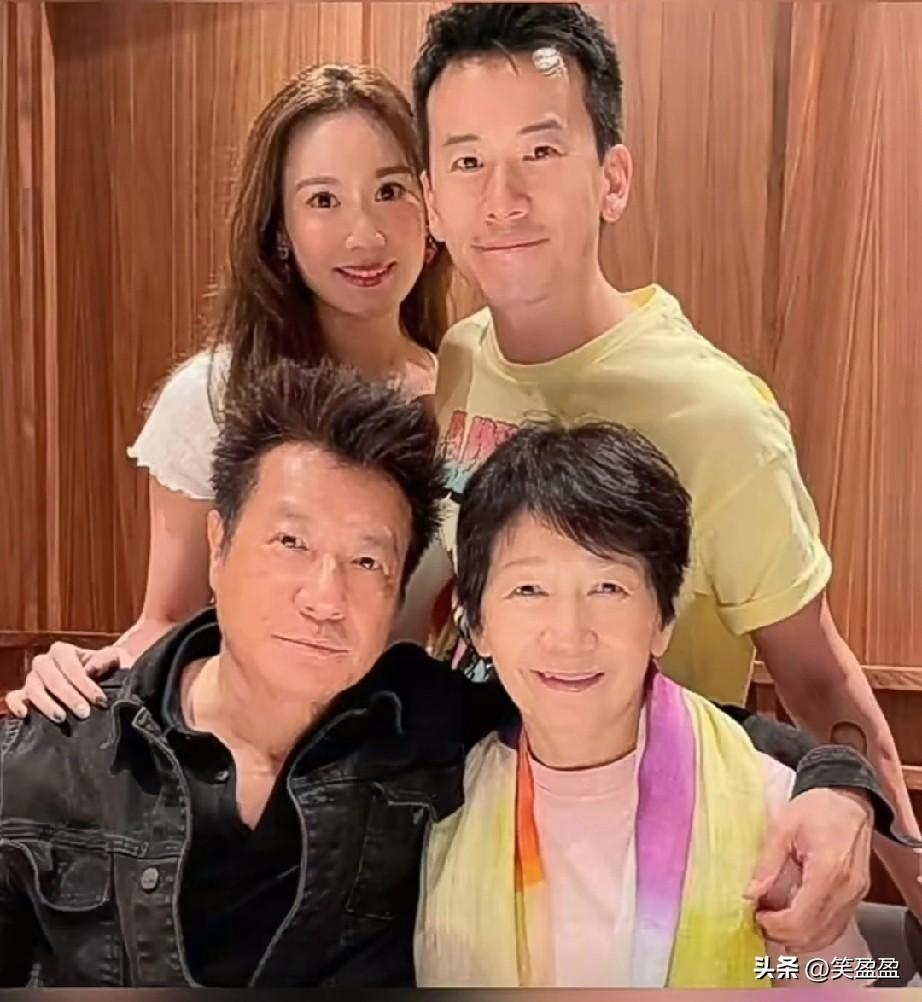 石修与圈外妻子黄茹丽于1969年结婚，婚姻已跨越半个多世纪。

黄茹丽曾从事教育