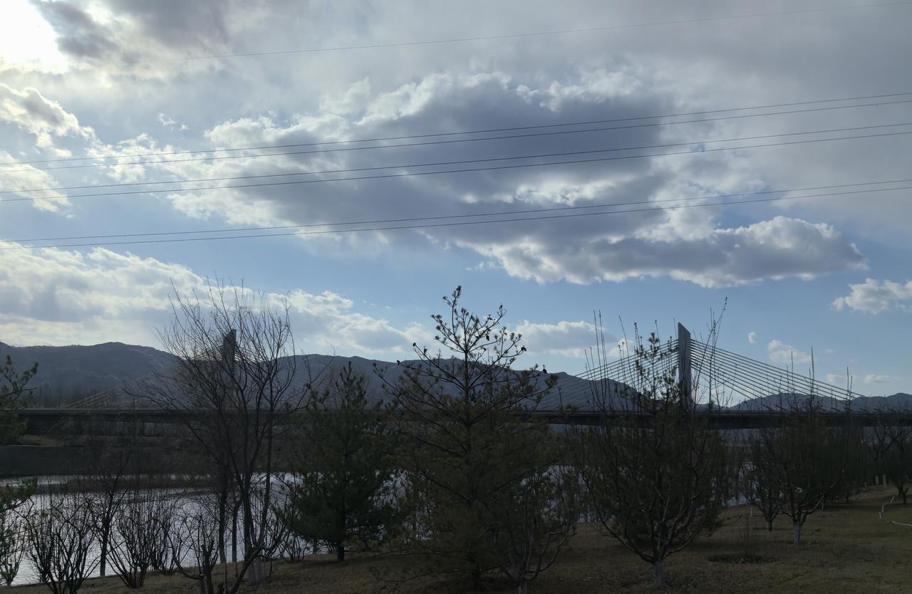 云卷云舒，山静水长，桥横两岸，自然之美尽收眼底。