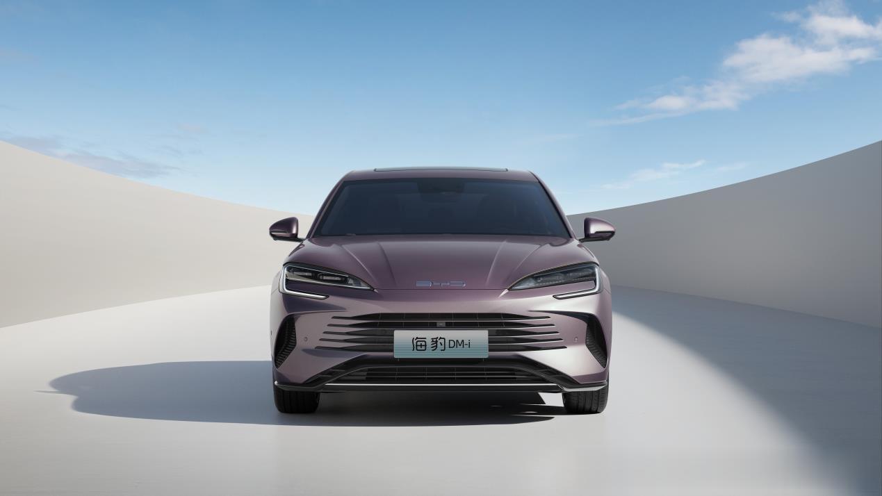 比亚迪海豹DM-i正式发布官图，预售18-25万元，售价基本与汉持平。新车将于第