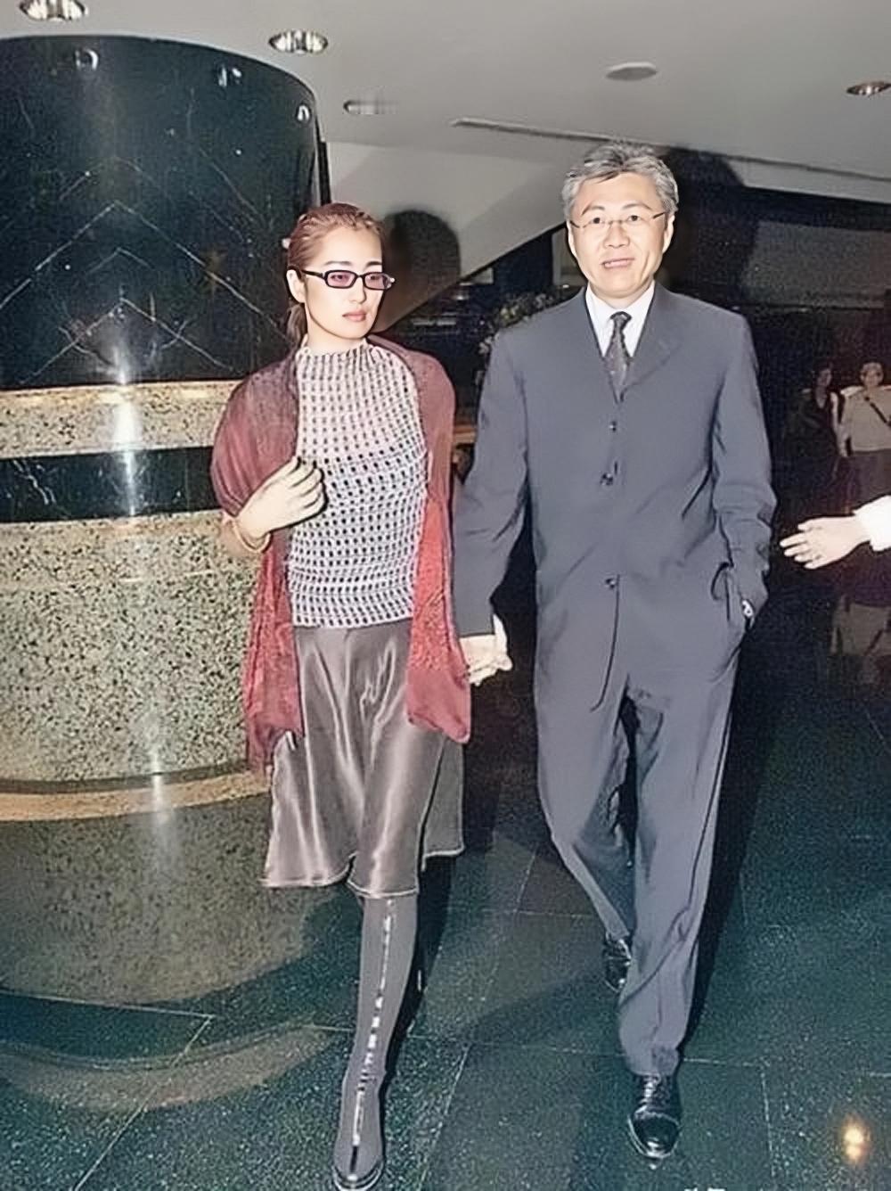 巩俐与前夫黄和祥古早合影，两人一起出行，十指紧扣的画面。

1994年，29岁的