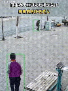 孩子躲开了那只伸过来的手。哥哥站在妹妹面前，像座小山一样护着。老太太愣了一下，嘴