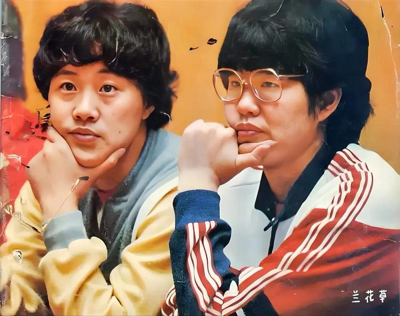 这是当年中国女排成员孙晋芳和郎平的合影照。
孙晋芳是当年女排的队长，郎平在当年有