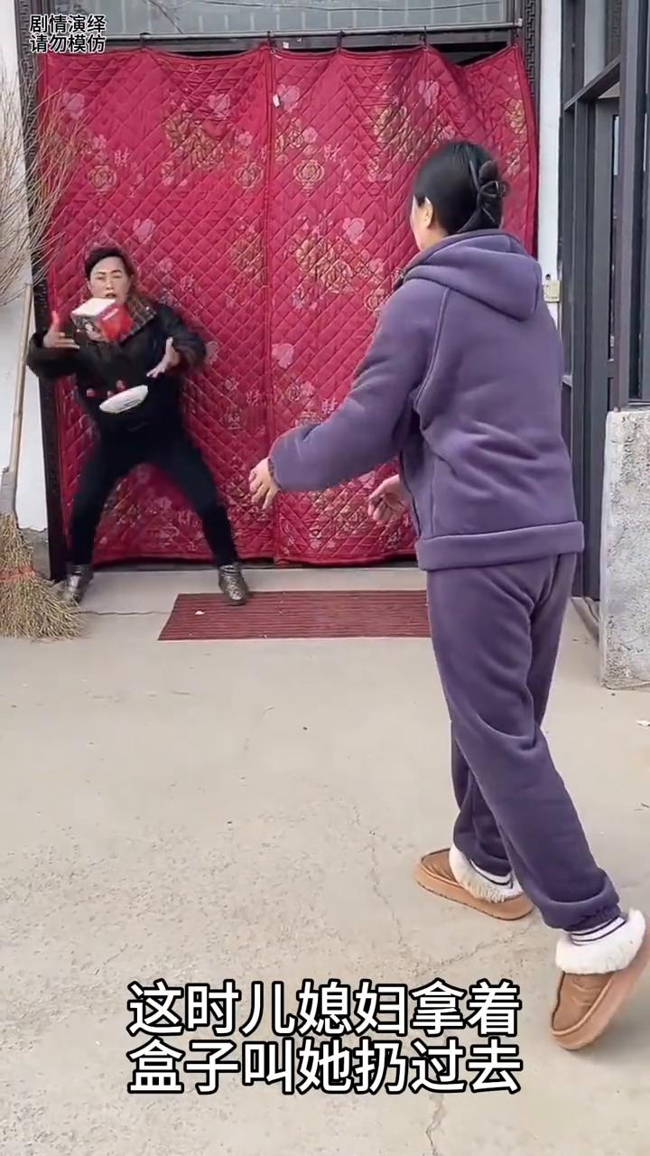 儿媳妇整蛊婆婆，向她扔盒子，下一秒婆婆的反应也是绝了。
婆婆端着盘子在吃东西，这