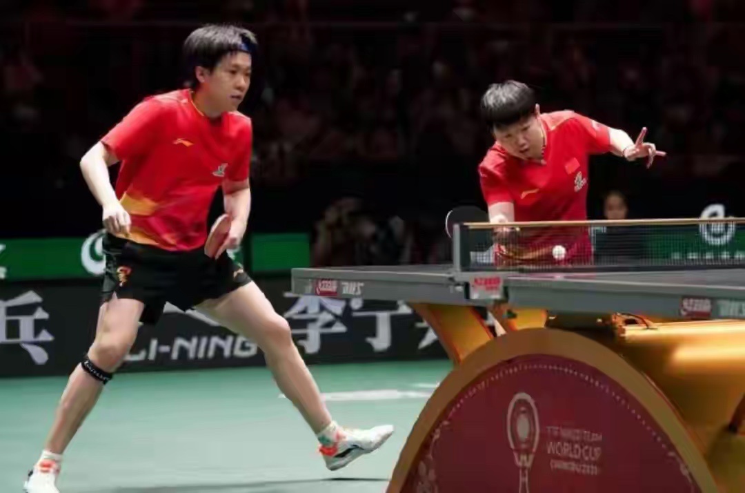 12月4日混团世界杯，孙颖莎/王楚钦3-0胜法国组合！首局控节奏占优，次局顶住反