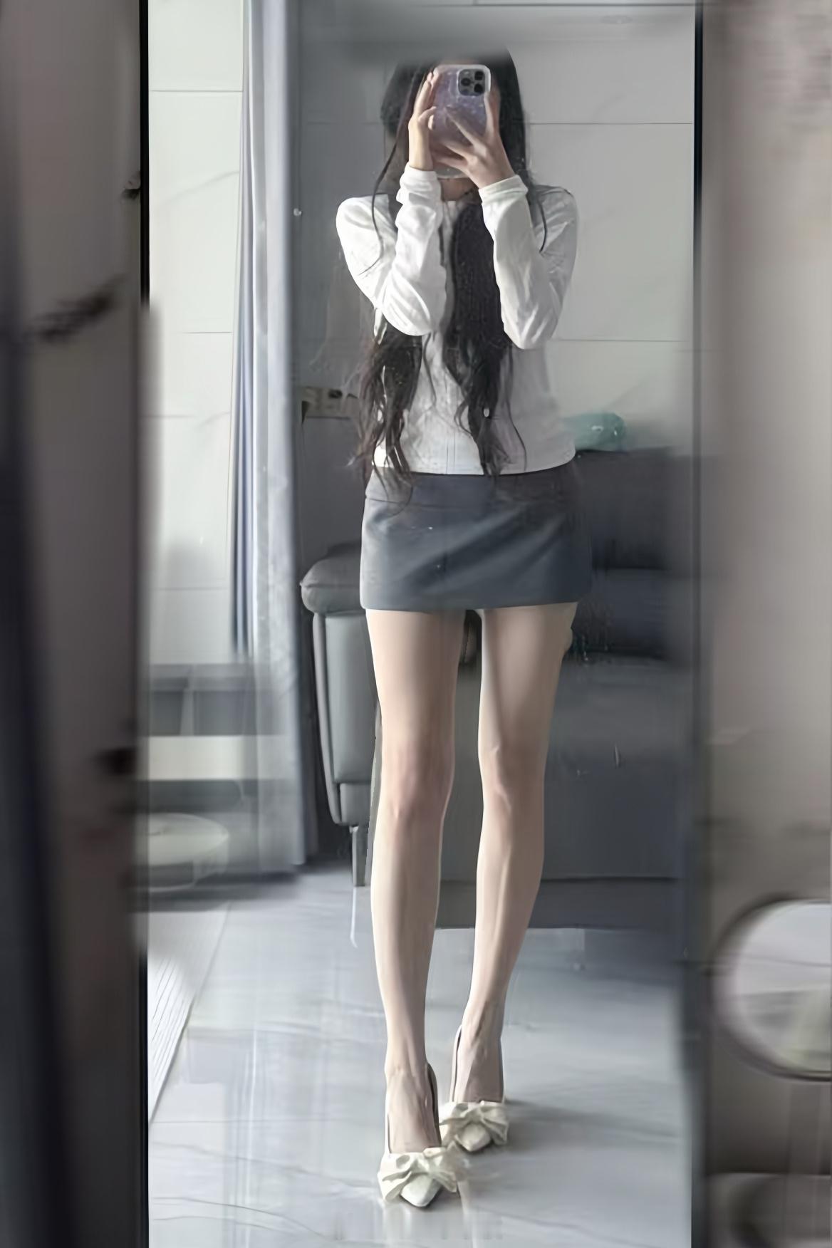 白色缎面款上脚图来了！！ 顺便由于三层蝴蝶结侧面看效果有点厚重，所以缎面这双做成