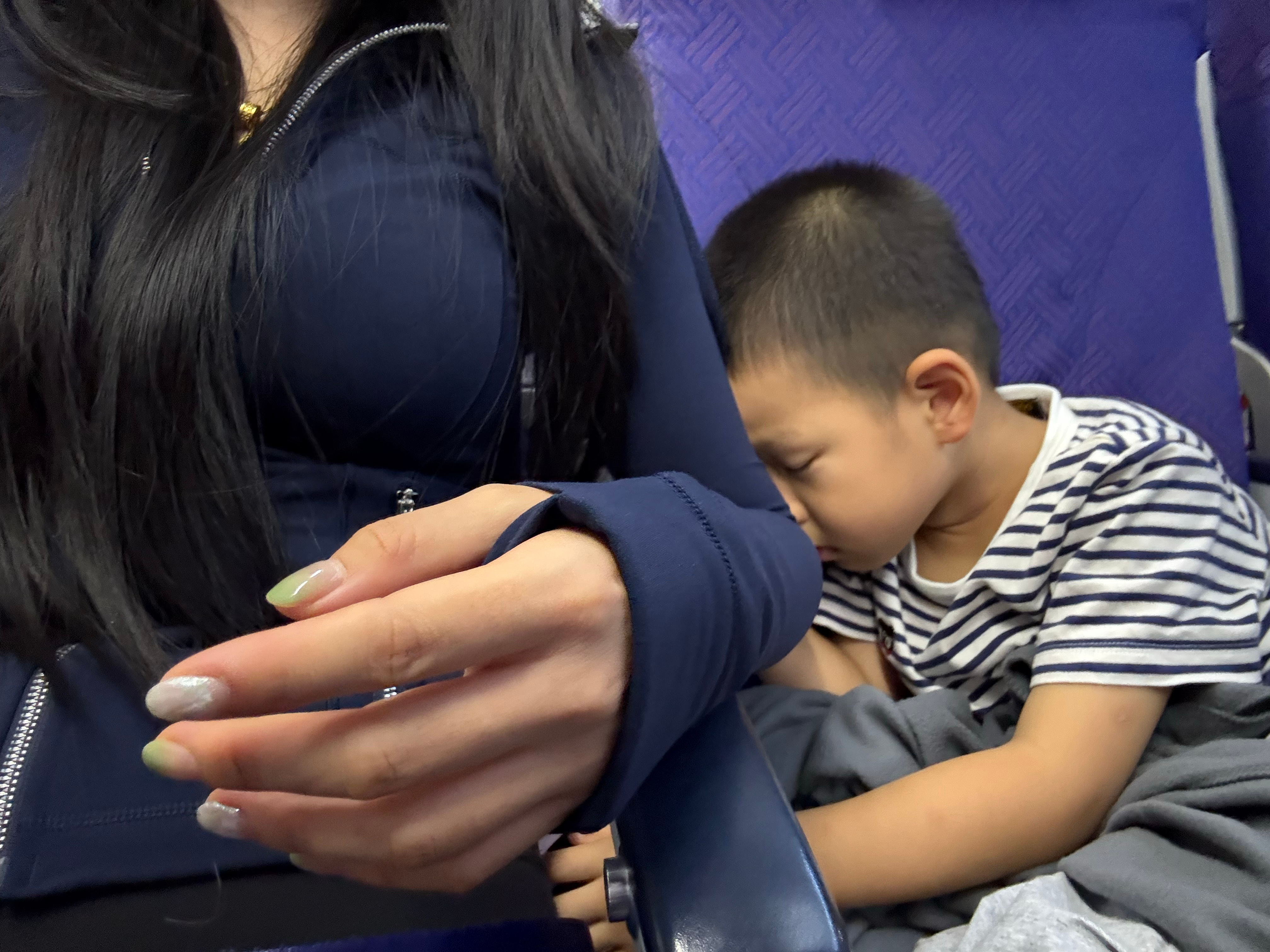 真的要笑嘎了 就这样靠着我 另一只小手还拉着我睡了一路很难得的感到人类幼崽有点子