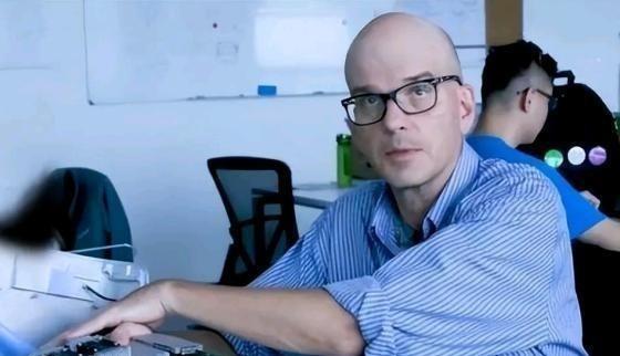 “美国不需要你，有本事你去中国啊！”2016年，戴维・布拉迪攥着被退回的项目报告