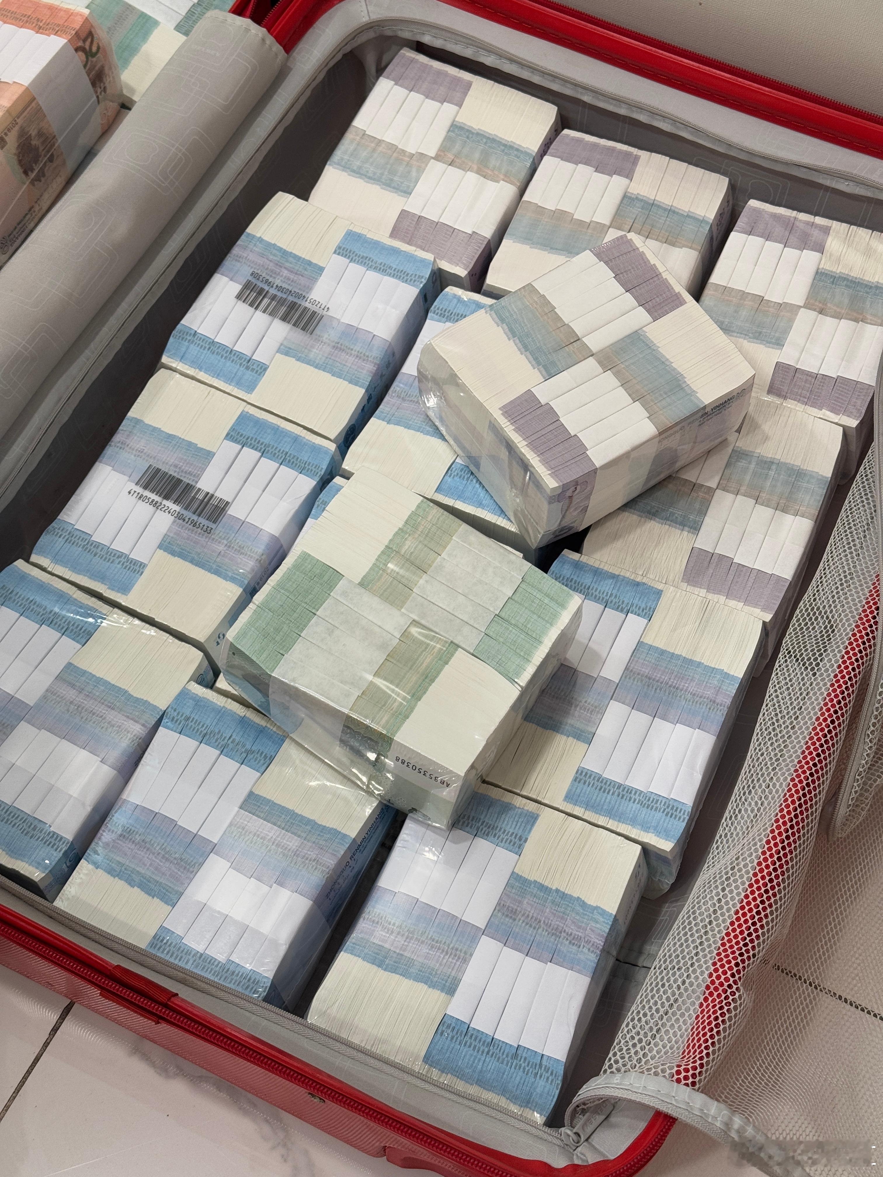 今天去兑换新币，这新年气氛一下子就来了！！（图是前一位大金主换的，28寸行礼箱全